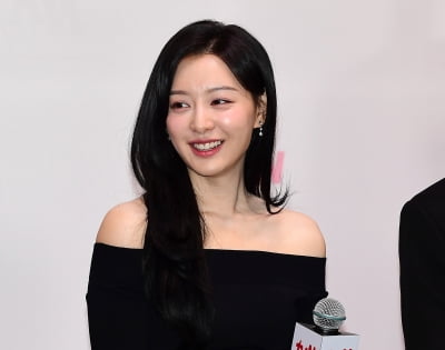 [TEN포토]김지원 '쇄골미인'