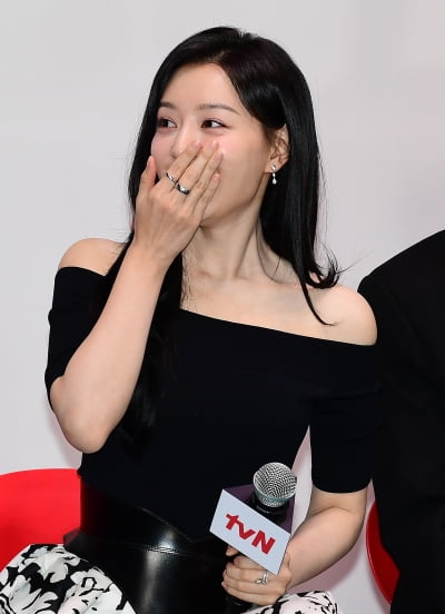 [TEN포토]김지원 '청순미가 넘치네'