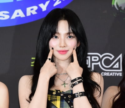 英 BBC, K팝 산업 공개 비난했다…"사과한 카리나, 압박감 큰 韓 스타들"[TEN초점]