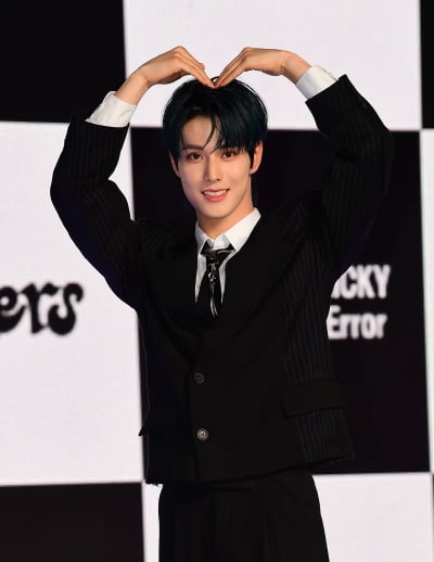 [TEN포토]싸이커스 진식 '샤프한 미소'