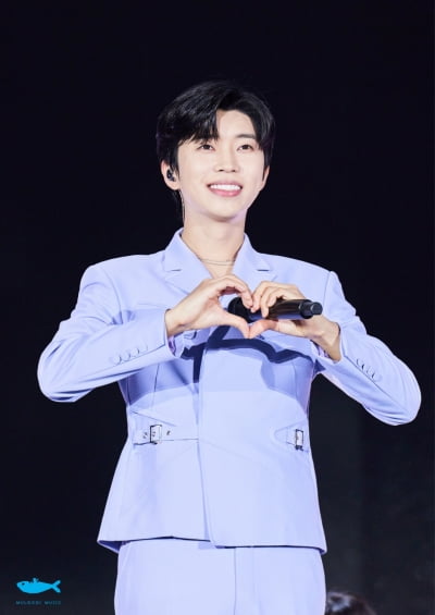 임영웅, 눈부신 하늘빛 질주…아이돌 차트 평점 랭킹 154주 연속 1위