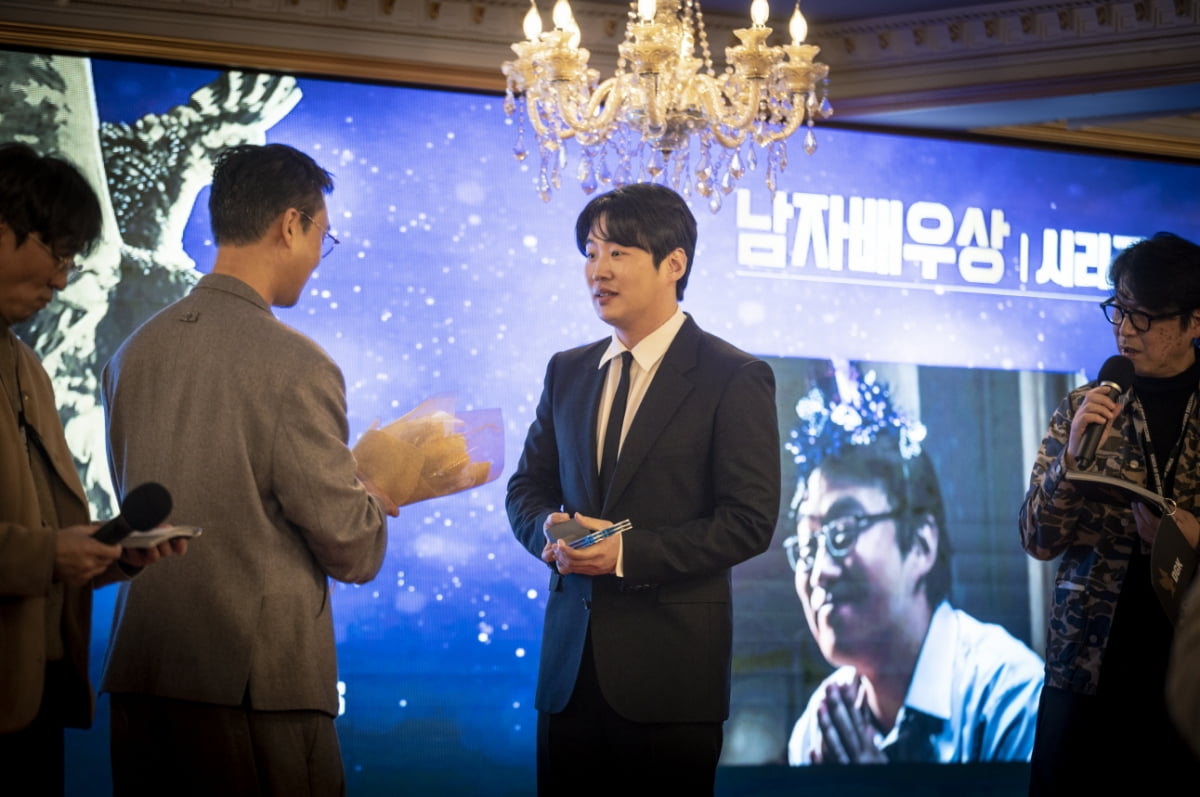 "故 이선균의 조언+애정 덕분"…'이선균 유작' 감독, 디렉커스컷 신인상