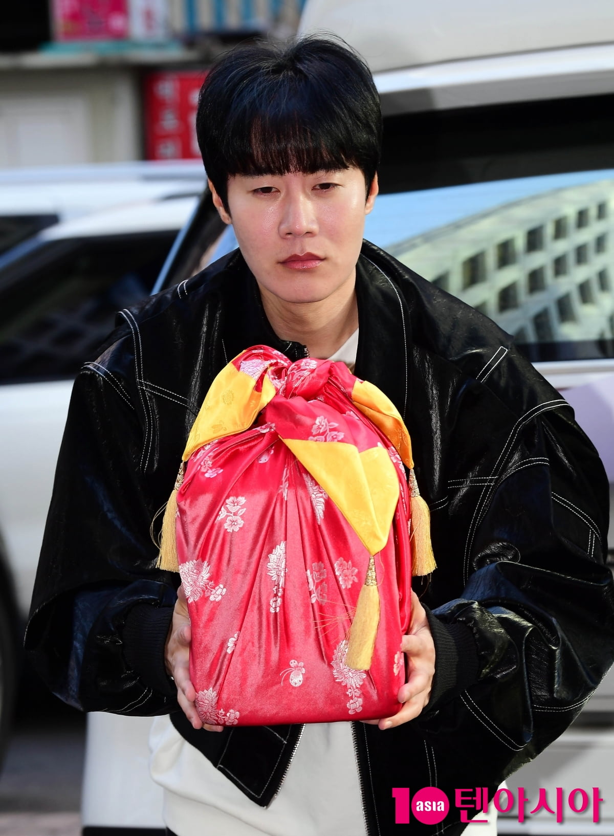[TEN포토]김오복 '옥새 드리옵니다~'(고려거란전쟁 종방연)