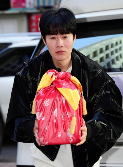 [TEN포토]김오복 '옥새 드리옵니다~'(고려거란전쟁 종방연)