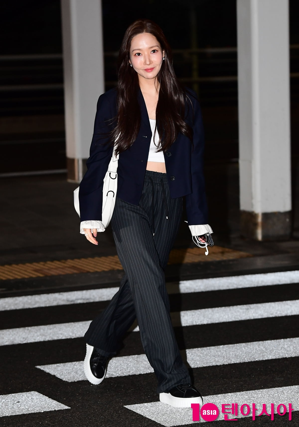 [TEN포토]박민영 '횡단보도가 런웨이~'
