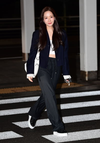 [TEN포토]박민영 '횡단보도가 런웨이~'