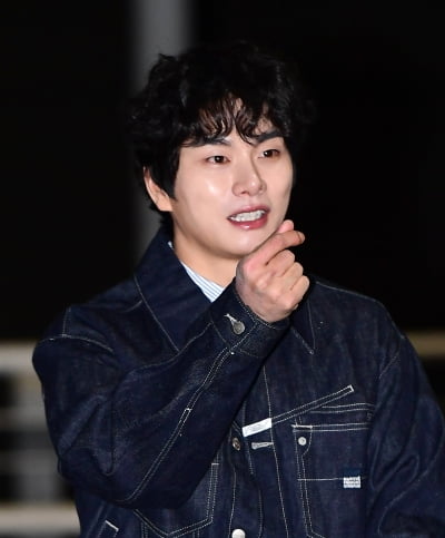 [TEN포토]이이경 '쓰레기 남편의 하트'