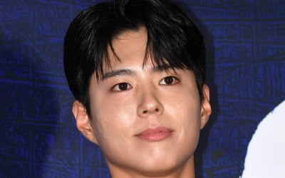 '아이유 짱친' 박보검, 콘서트 게스트 등장 "실물 보면 잘생겨서 눈 비빌 것"
