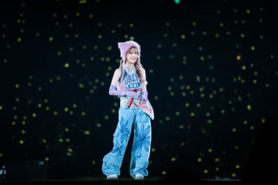 [종합] "70살 할머니 될 때까지 콘서트" 아이유, 박보검 지원사격 속 4시간20분 열창 [TEN현장]