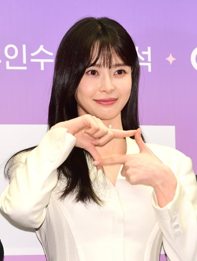 [TEN포토]권나라 '손흥민 포즈'