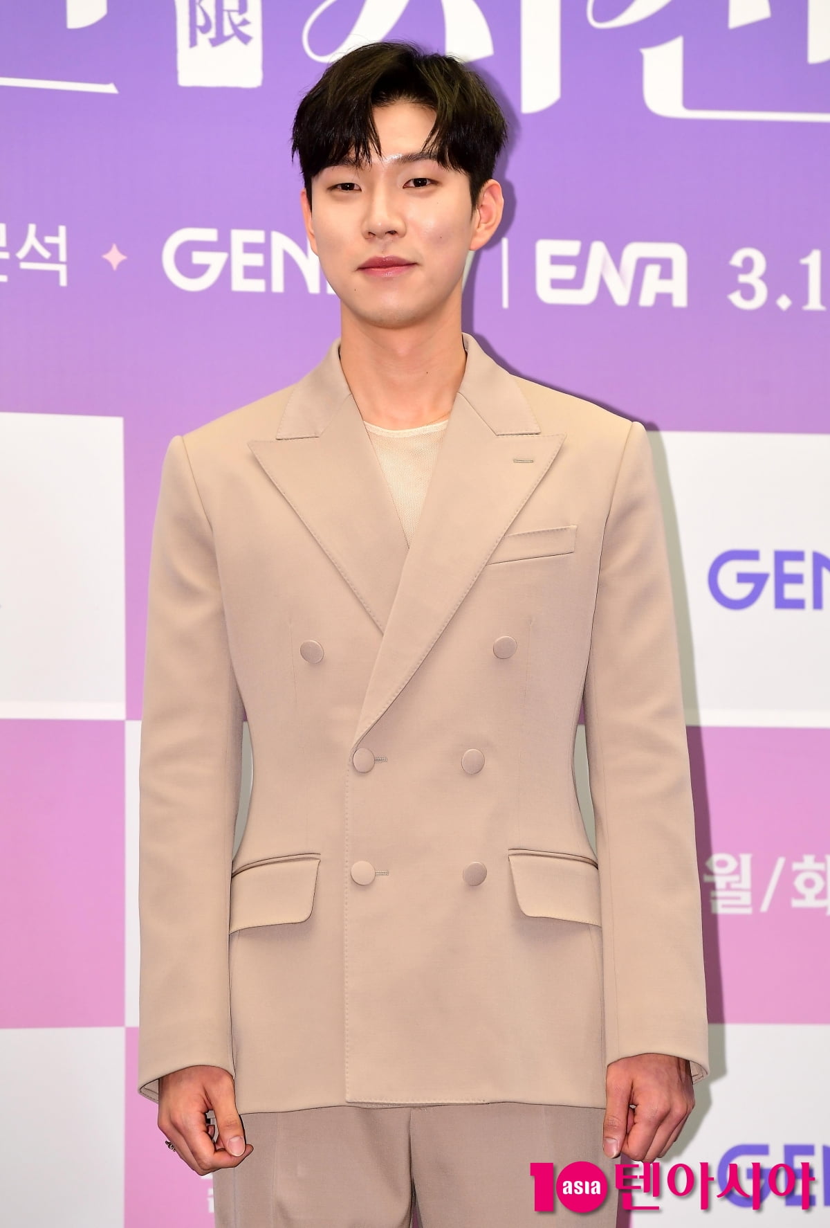 [TEN포토]유인수 '수줍은 포토타임'