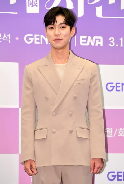 [TEN포토]유인수 '수줍은 포토타임'