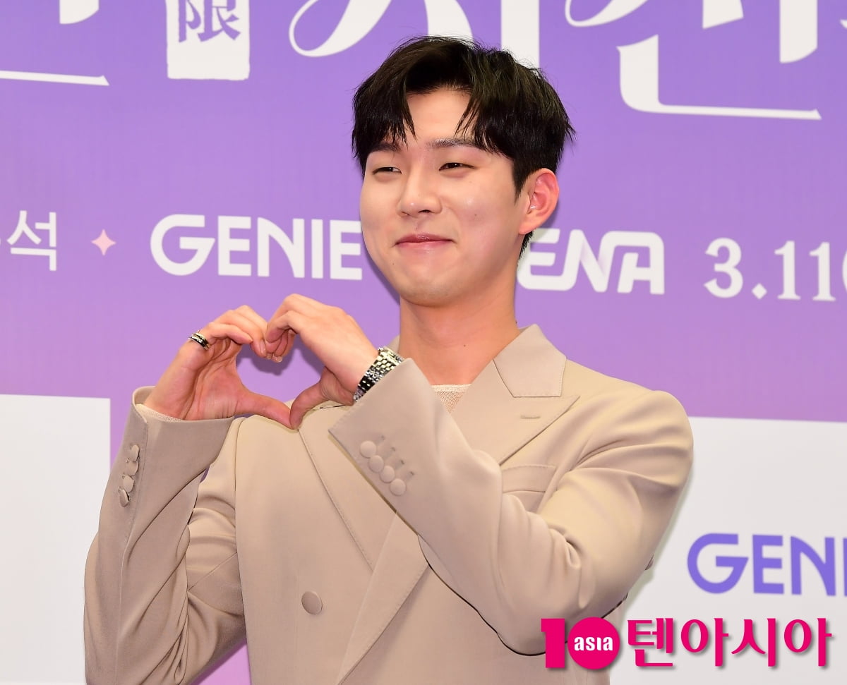 [TEN포토]유인수 '참아야지 눈부셔요'