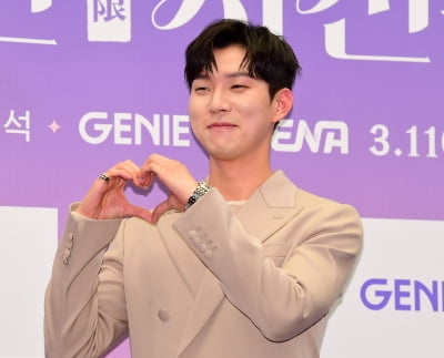 [TEN포토]유인수 '참아야지 눈부셔요'