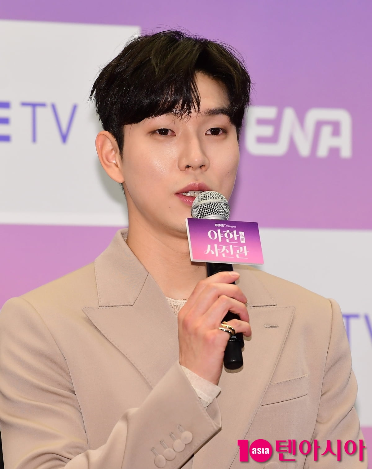 [TEN포토]유인수 '제목보고 불순한 마음들었다'
