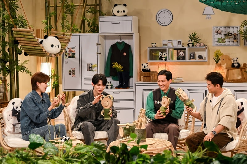 푸바오 마지막 출근일, 끝내 눈물 보인 강바오·송바오…'푸바오와 할부지2' 출연