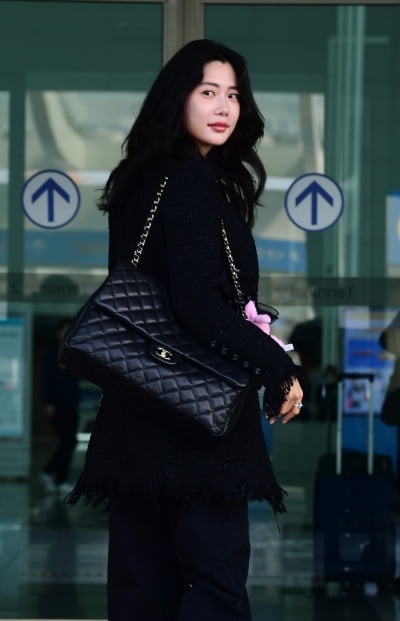 [TEN포토]클라라 '뒤돌아보면 심쿵'