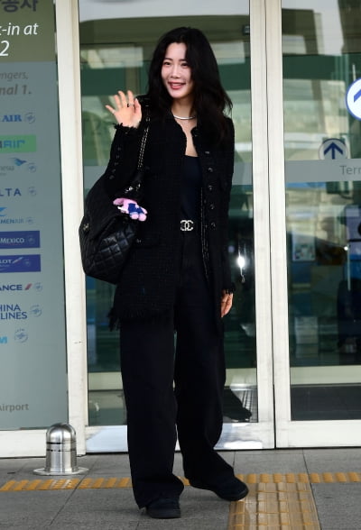 [TEN포토]클라라 '운동화 신어도 완벽한 비율'