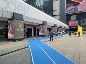 댄스팀 홀리뱅 소속 '뮬' 팬클럽, 코엑스·뉴욕 타임스퀘어에 생일 축하 광고 띄워