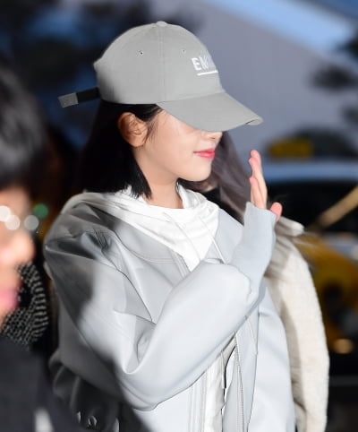 [TEN포토]아이브 안유진 '팬들 챙기는 리더'