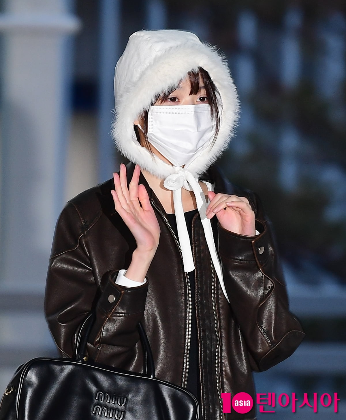 [TEN포토]아이브 장원영 '청순미 뿌리는 인사'