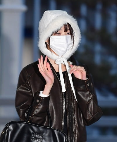 [TEN포토]아이브 장원영 '청순미 뿌리는 인사'