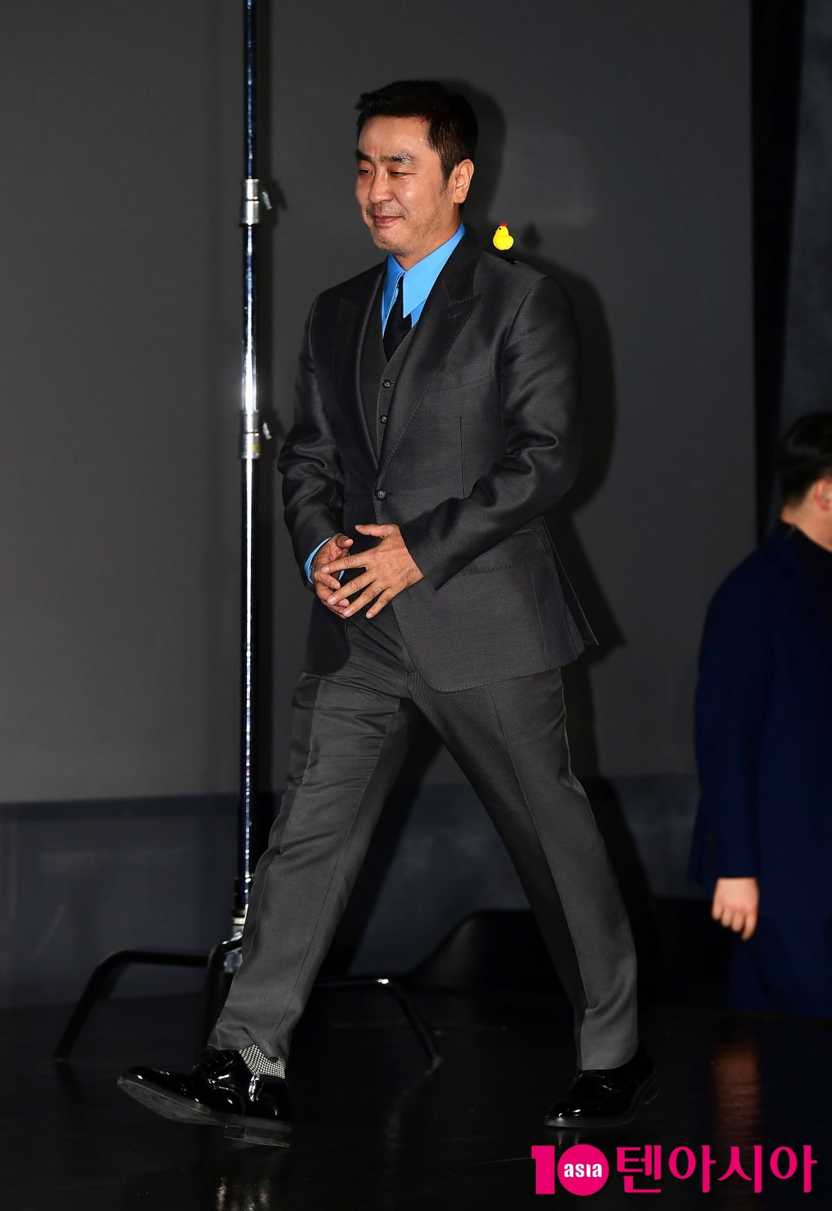 [TEN포토]류승룡 '병아리가 어깨위에...'