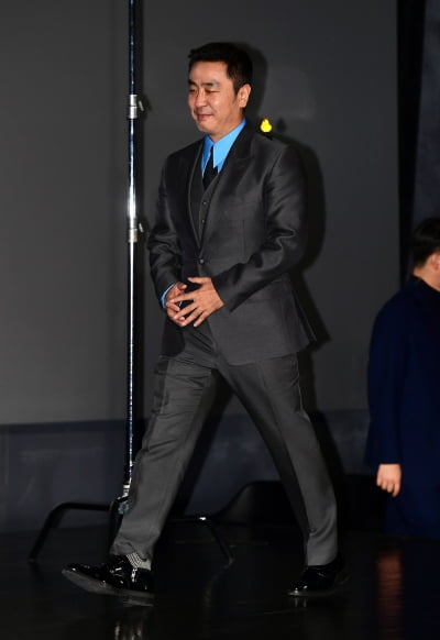 [TEN포토]류승룡 '병아리가 어깨위에...'