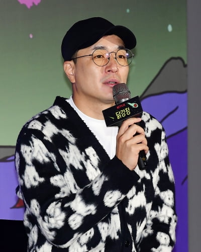 [TEN포토]이병헌 감독 '닭강정 대본 쓰다가 현타가 왔었다'