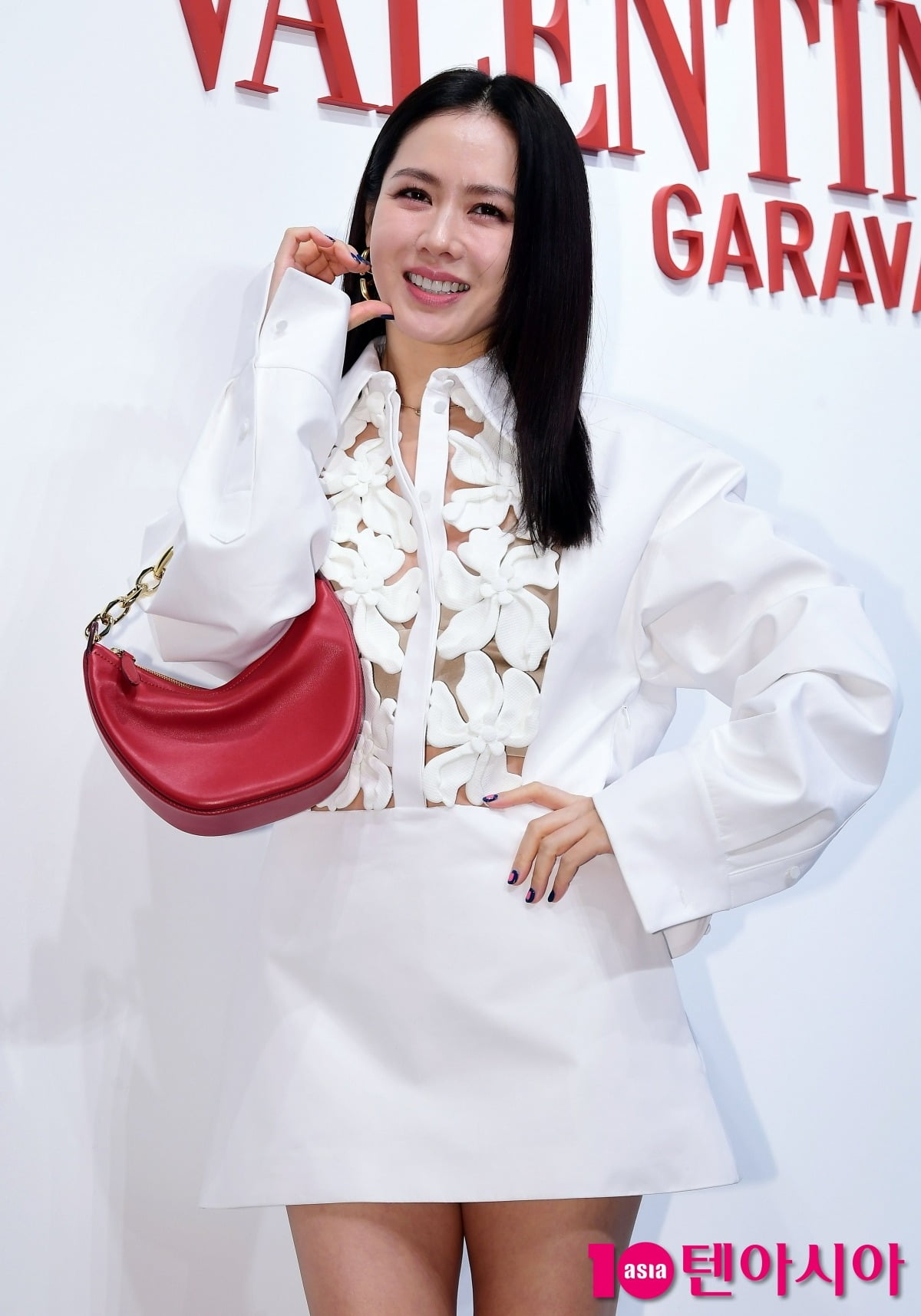 '현빈♥' 손예진, 출산 후 살 좀 붙었네…620만원 시스루 원피스에 다 비쳐