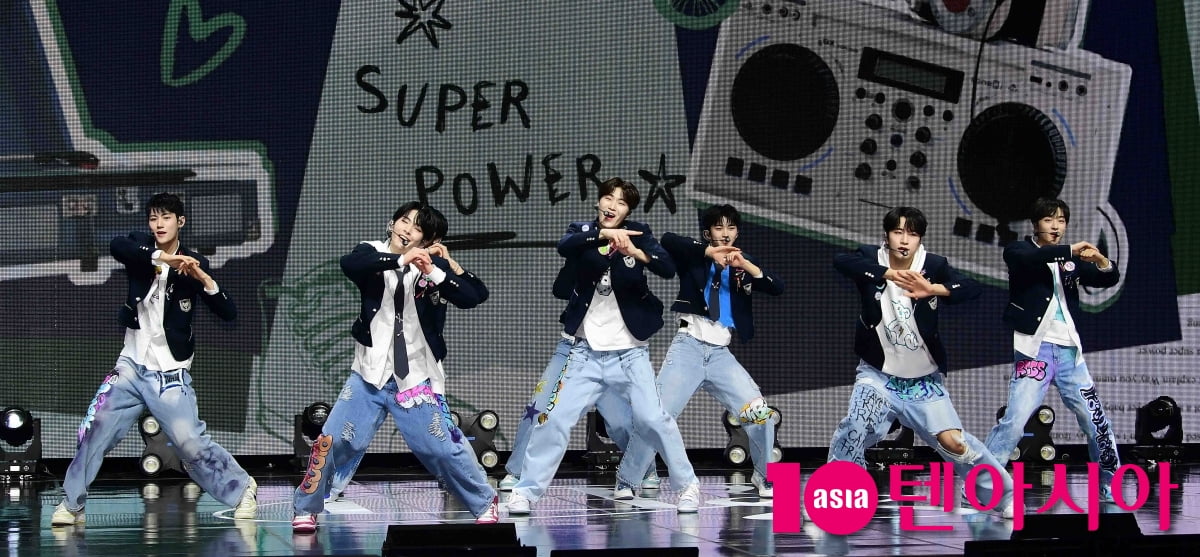 [TEN포토]루네이트 'SUPER POWER 무대'