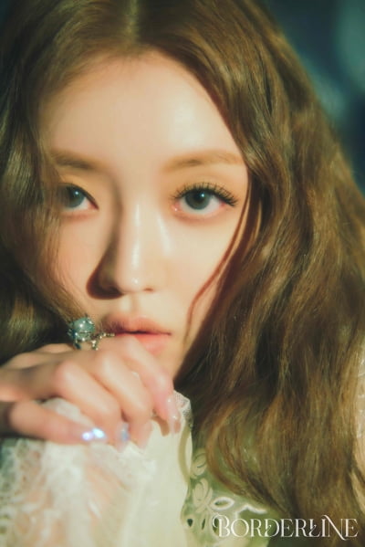Oh My Girl's YooA releases her first single album 'Borderline' today (14th)
