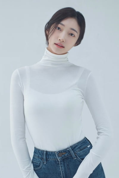 [공식] 신인 지혜원, 엑스와이지 스튜디오 전속계약…조보아와 한솥밥