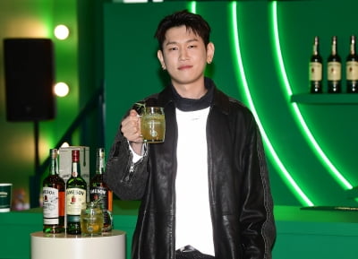 [TEN포토]크러쉬 '건배하는 훈남'