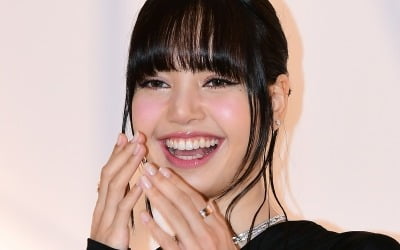 ブラックピンクリサ、韓国vsタイ半分の応援をキャッチ