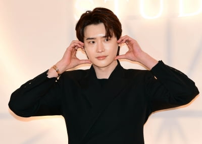 [TEN포토]이종석 '애교 넘치는 볼하트'
