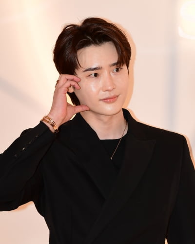 [TEN포토]이종석 '찐하트 드려요'
