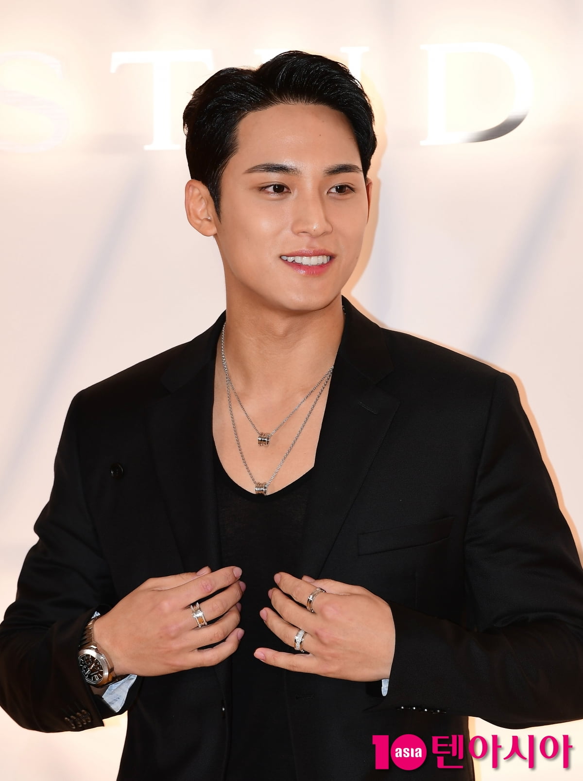 [TEN포토]세븐틴 민규 '조명이 필요없는 외모'