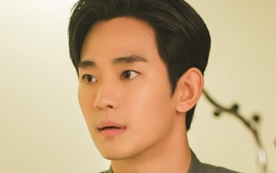Kim Soo-hyun and Kim Ji-won, side by side in the same bed