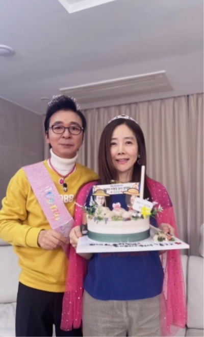 김국진, ♥강수지와 '잉꼬부부' 모먼트…생일 맞아 한 컷 [TEN★]