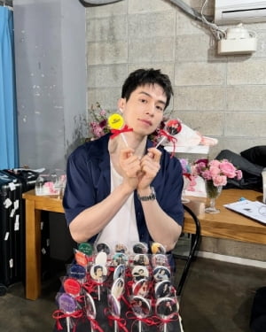 이동욱, 티쏘와 함께한 씨스타 신제품 촬영 비하인드 공개