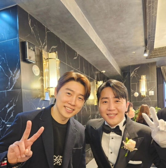 임요환, '절친 홍진호' 결혼식 갔다…환한 미소, 애정 듬뿍 "유부콩" [TEN★]
