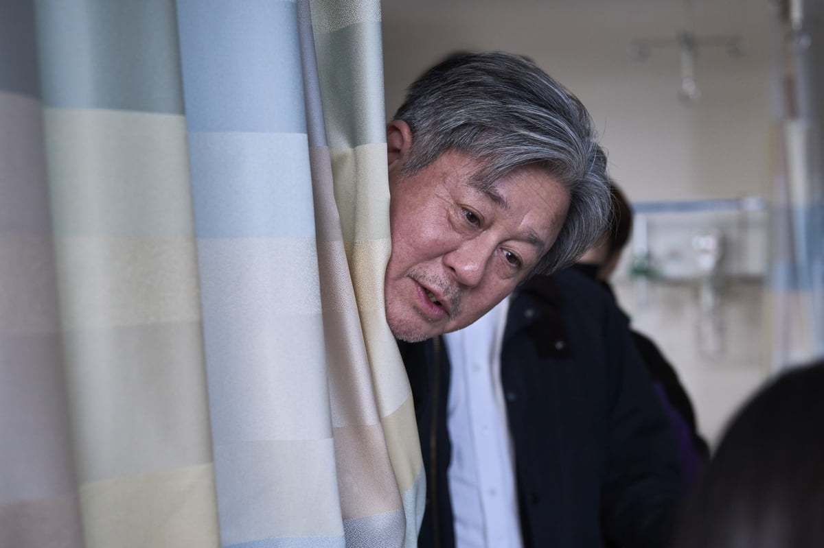 귀염뽀짝 최민식→얼굴문신 김고은…천만 향해 가는 '파묘', 비하인드컷