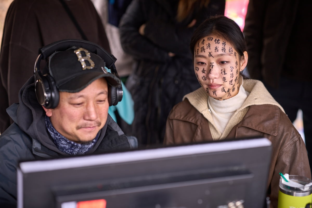 귀염뽀짝 최민식→얼굴문신 김고은…천만 향해 가는 '파묘', 비하인드컷