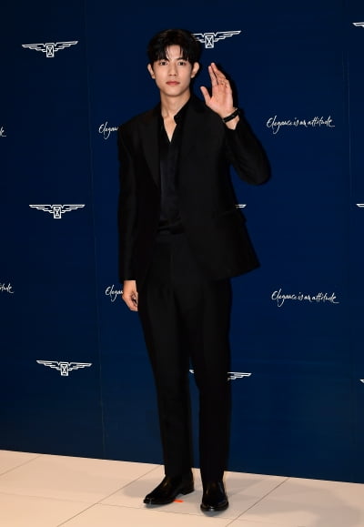 [TEN포토]로몬 '백화점을 밝히는 외모'