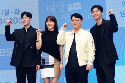 [TEN포토]이호 감독-김하늘-연우진-장승조 '멱살 한번 잡힙시다 파이팅!'