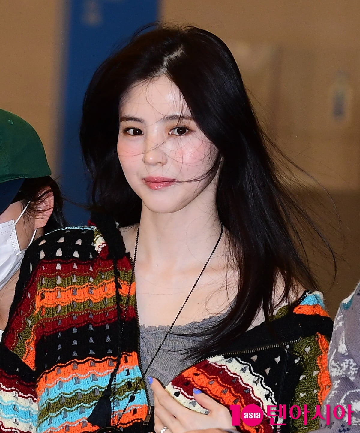 '류준열♥' 한소희, 왼손 약지 반지 포착…풀 메이크업·화려한 가디건·밝은 미소 [TEN이슈]