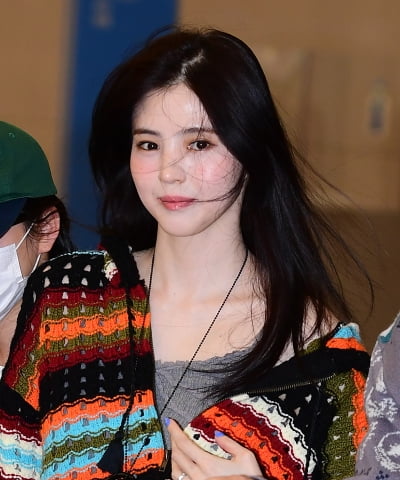 [TEN포토]한소희 '공항 밝히는 미모'