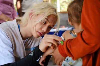 Stray Kids Felix donates 100 million won to children in Laos