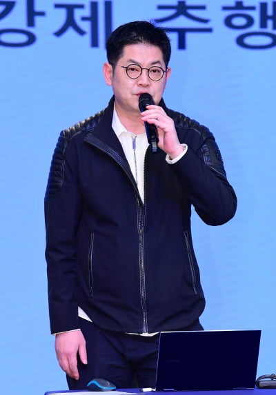 [TEN포토]황성우 대표-김태우 변호사 '오메가엑스의 강제추행 사건 기자회견'